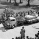 Archiv der Region Hannover, ARH NL Dierssen 1257/0016, Autokorso bei der Eröffnung des Conti-Hochhauses: LKW mit NSU Kompressor, Hannover