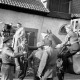 Archiv der Region Hannover, ARH NL Dierssen 1269/0002, Dreharbeiten des Films "Regina Amstetten": Carl Raddatz? (Pferd streichelnd) und Luise Ullrich, Bennigsen