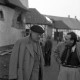 Archiv der Region Hannover, ARH NL Dierssen 1269/0008, Dreharbeiten des Films "Regina Amstetten": John Knittel (links), Bennigsen