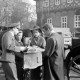 Archiv der Region Hannover, ARH NL Dierssen 1269/0014, Dreharbeiten des Films "Regina Amstetten": Luise Ullrich (hinten rechts) und Dinah Hinz? (hinten links), Bennigsen