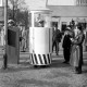 Archiv der Region Hannover, ARH NL Dierssen 1269/0029, "Wandelndes Schilderhaus" (Polizei-Wetterhäuschen), Hannover