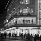 Archiv der Region Hannover, ARH NL Dierssen 1270/0023, Beleuchtete Weihnachtsbäume beim Kaufhaus Magis, Hannover