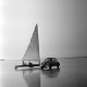 Archiv der Region Hannover, ARH NL Dierssen 1272/0004, Eissegler und VW-Käfer auf dem zugefrorenen Steinhuder Meer, Steinhude