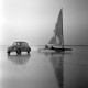 Archiv der Region Hannover, ARH NL Dierssen 1272/0005, Eissegler und VW-Käfer auf dem zugefrorenen Steinhuder Meer, Steinhude