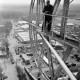 Archiv der Region Hannover, ARH NL Dierssen 1274/0026, Bauarbeiter auf dem Mannesmannturm, Hannover