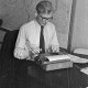 Archiv der Region Hannover, ARH NL Dierssen 1292/0013, Versuchsaufnahme im Büro, Hannover
