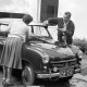 Archiv der Region Hannover, ARH NL Dierssen 1328/0024, Sohn von Carl Borgward und Ehefrau Elisabeth (geb. Rühl) beim Waschen eines Lloyd 600, Bremen