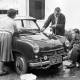 Archiv der Region Hannover, ARH NL Dierssen 1328/0025, Söhne von Carl Borgward und Ehefrau Elisabeth (geb. Rühl) beim Waschen eines Lloyd 600, Bremen