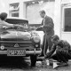 ARH NL Dierssen 1328/0029, Söhne von Carl Borgward und Ehefrau Elisabeth (geb. Rühl) beim Waschen eines Lloyd 600, Bremen