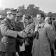 Archiv der Region Hannover, ARH NL Dierssen 1339/0011, Manöver Bundesgrenzschutz: rechts der CDU-Bundesinnenminister Gerhard Schröder, Mandelsloh
