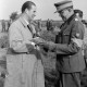 Archiv der Region Hannover, ARH NL Dierssen 1339/0014, Manöver Bundesgrenzschutz: links der CDU-Bundesinnenminister Gerhard Schröder, Mandelsloh