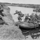Archiv der Region Hannover, ARH NL Dierssen 1339/0032, Manöver Bundesgrenzschutz: Flussüberquerung, Mandelsloh