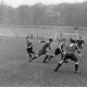 Archiv der Region Hannover, ARH NL Dierssen 1342/0007, Fußballspiel im Innenoval der alten Radrennbahn am Pferdeturm, Hannover