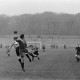 Archiv der Region Hannover, ARH NL Dierssen 1342/0008, Fußballspiel im Innenoval der alten Radrennbahn am Pferdeturm, Hannover