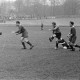 ARH NL Dierssen 1342/0009, Fußballspiel im Innenoval der alten Radrennbahn am Pferdeturm, Hannover