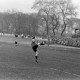 ARH NL Dierssen 1342/0010, Fußballspiel im Innenoval der alten Radrennbahn am Pferdeturm, Hannover