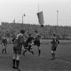 Archiv der Region Hannover, ARH NL Dierssen 1342/0016, Fußballspiel im Innenoval der alten Radrennbahn am Pferdeturm, Hannover