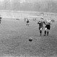 Archiv der Region Hannover, ARH NL Dierssen 1342/0020, Fußballspiel im Innenoval der alten Radrennbahn am Pferdeturm, Hannover