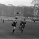Archiv der Region Hannover, ARH NL Dierssen 1342/0021, Fußballspiel im Innenoval der alten Radrennbahn am Pferdeturm, Hannover