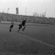 Archiv der Region Hannover, ARH NL Dierssen 1342/0026, Fußballspiel im Innenoval der alten Radrennbahn am Pferdeturm, Hannover