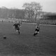 Archiv der Region Hannover, ARH NL Dierssen 1342/0027, Fußballspiel im Innenoval der alten Radrennbahn am Pferdeturm, Hannover