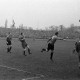 Archiv der Region Hannover, ARH NL Dierssen 1342/0030, Fußballspiel im Innenoval der alten Radrennbahn am Pferdeturm, Hannover