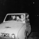 Archiv der Region Hannover, ARH NL Dierssen 1343/0026, Wolfgang Risse (rechts) mit Kerl und Wetzlig im Fuldamobil, Hannover