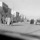 ARH NL Dierssen 1347/0022, Blick aus dem Wagen auf Straßenbild in einem Ort, Griechenland