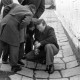 Archiv der Region Hannover, ARH NL Dierssen 1348/0024, Gerhard Dierssen mit Kindern beim Fotografieren der Süleymaniye-Moschee, Istanbul