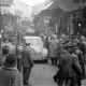 ARH NL Dierssen 1349/0005, DKW in den Menschenmassen des Basars, Istanbul