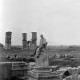 Archiv der Region Hannover, ARH NL Dierssen 1351/0018, Gerhard Dierssen zwischen Ruinen, Philippi