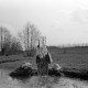 Archiv der Region Hannover, ARH NL Dierssen 1353/0026, Frau wäscht Wäsche in einem Bach, Kroatien