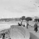 Archiv der Region Hannover, ARH NL Dierssen 1361/0029, Tour d'Europe: Aussichtspunkt am Strand mit Leuchtturm im Hintergrund, Biarritz