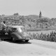 ARH NL Dierssen 1362/0034, Tour d'Europe: Günter Maurer und Auto vor einer Stadt, Spanien