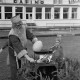Archiv der Region Hannover, ARH NL Dierssen 1377/0023, Weihnachtsmann brät Straußen-Ei, Bad Harzburg