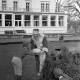Archiv der Region Hannover, ARH NL Dierssen 1377/0030, Weihnachtsmann brät Straußen-Ei, Bad Harzburg