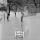 Archiv der Region Hannover, ARH NL Dierssen 1381/0010, "Durchfahrt verboten"-Schild im Hochwasser, Hannover