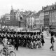 Archiv der Region Hannover, ARH NL Dierssen 1388/0003, Marsch der Königlichen Garde (?) auf dem Højbro Platz mit der Reiterstatue des Bischofs Absalon im Hintergrund, Kopenhagen