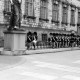 ARH NL Dierssen 1388/0006, Marsch der Königlichen Garde (?) vor Schloss Christiansborg bei den Statuen der Nemesis und des Asklepios, Kopenhagen