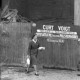 Archiv der Region Hannover, ARH NL Dierssen 1407/0009, Eine Frau auf einem Gehweg vor einer Mauer mit Reklame, Hannover