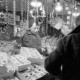 ARH NL Dierssen 1416/0002, Verkauf von Christbaumschmuck auf dem Weihnachtsmarkt, Hannover