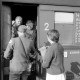 Archiv der Region Hannover, ARH NL Dierssen 1490/0001, DRK betreut Rentner aus der DDR am Zug, Hannover