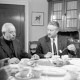 Archiv der Region Hannover, ARH NL Dierssen 1572/0003, Landwirtschaftsminister Wilfried Hasselmann (rechts) am Esstisch, Nienhof