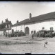 Archiv der Region Hannover, ARH NL Kageler 35, 1. Weltkrieg, Soldaten vor einem Hofgebäude, Frankreich