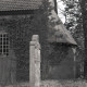 Archiv der Region Hannover, ARH NL Kageler 2477, Grabstein und Apsis der Nikolai-Kirche, Hiddestorf
