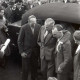 Archiv der Region Hannover, ARH NL Koberg 1051, Ankunft von Kurt Schumacher, gestützt von Egon Franke (ganz rechts Annemarie Renger), auf einer Kundgebung der SPD auf dem Waterlooplatz, Hannover