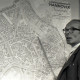 Archiv der Region Hannover, ARH NL Koberg 3059, Stadtbaurat Prof. Hillebrecht vor einem Stadtplan, Hannover