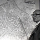 Archiv der Region Hannover, ARH NL Koberg 3060, Stadtbaurat Prof. Hillebrecht vor einem Stadtplan, Hannover