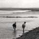 Archiv der Region Hannover, ARH NL Koberg 5458, Zwei Personen beim Baden, Insel Neuwerk