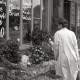 Archiv der Region Hannover, ARH NL Koberg 5810, Person vor einem Laden, Hannover